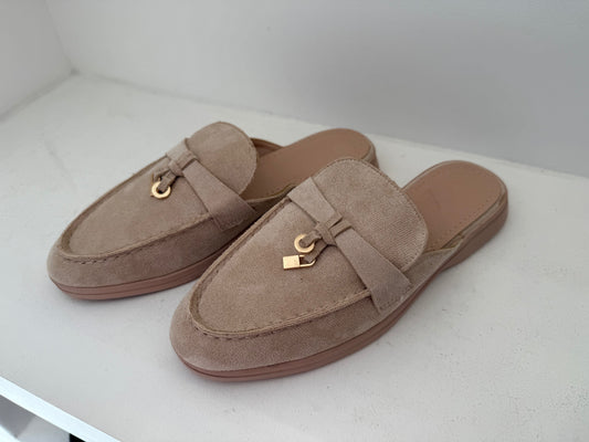 Mules (beige) taille petit prendre taille au dessus